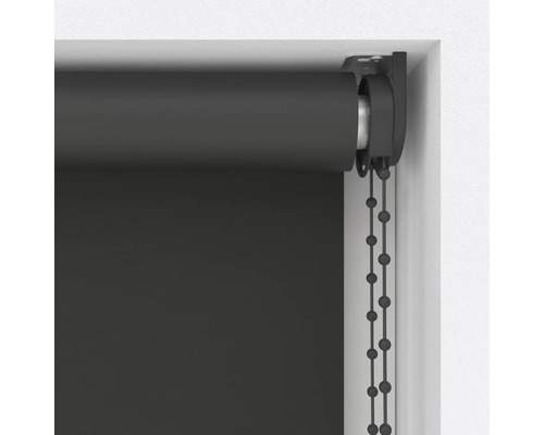 Rollo mit Kettenzug am Fenster