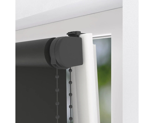 Detailansicht eines grauen Rollos mit Kettenzug am Fenster