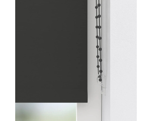 Dunkelgraues Rollo am Fenster mit Kettenzugbedienung.