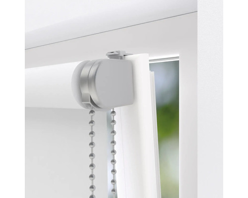 Detailansicht eines Rollos mit Kettenzug zur Fensterdekoration