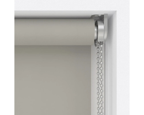 Detailaufnahme einer Rollgardine mit Kettenzug im Fensterrahmen