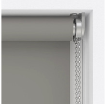 Graues Rollo mit Kettenzug im Fensterrahmen