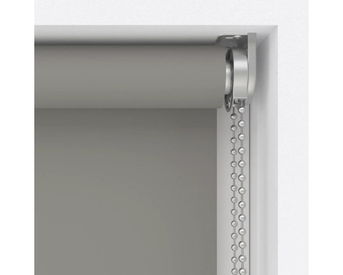 Graues Rollo mit Kettenzug im Fensterrahmen