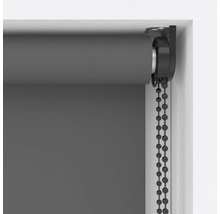 Detailansicht einer grauen Rollos mit Kettenzug am Fenster