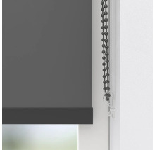 Graues Rollo mit Kettenzug am Fenster