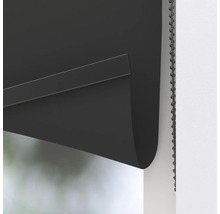 Detailaufnahme eines schwarzen Rollos mit Kettenzug zur Fensterverdunklung.