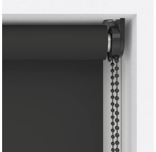 Detailansicht eines Rollos mit Kettenzug zur Fensterdekoration