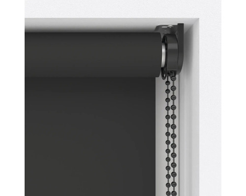 Detailansicht eines Rollos mit Kettenzug zur Fensterdekoration