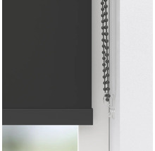 Detailansicht eines Rollos mit Kettenzug am Fenster