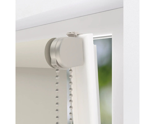 Nahaufnahme einer weißen Fensterjalousie mit Kettenzug