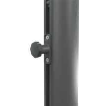 Vue détaillée d'un pied de parasol avec vis de blocage