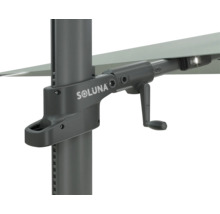 Logo Soluna sur le mécanisme à manivelle d'un parasol