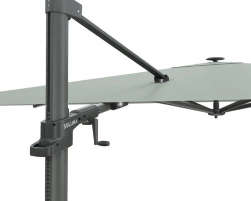 Vue détaillée d'un parasol avec mécanisme à manivelle et logo Soluna.