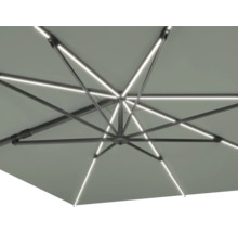 Vue détaillée d'un parasol avec éclairage