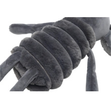 Peluche grise en forme de chenille