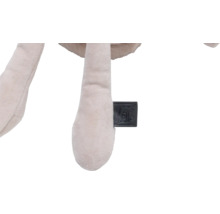 Gros plan d'une peluche avec le logo de l'entreprise