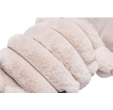 Gros plan d'une housse de coussin décorative avec une texture de fourrure