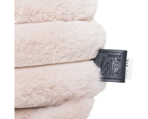 Coussin avec étiquette conçue par Lotte