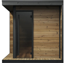 Moderne Außensauna aus Holzpaneelen mit einer Glastür im schwarzen Rahmen und Dachüberstand.