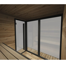 Innenansicht einer modernen Sauna mit heller Holzverkleidung, Holzbänken und einer Glasfront mit schwarzen Rahmen und Tür.
