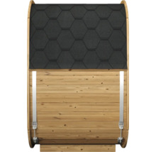 Aussenansicht einer Fasssauna aus Holz mit dunklen hexagonalen Dachschindeln und metallenen Spannbändern zur Stabilisierung.