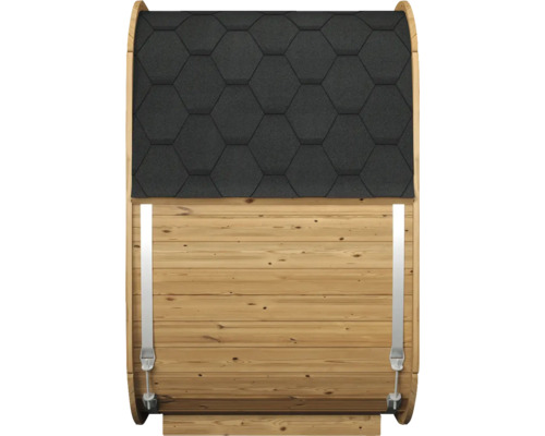 Aussenansicht einer Fasssauna aus Holz mit dunklen hexagonalen Dachschindeln und metallenen Spannbändern zur Stabilisierung.