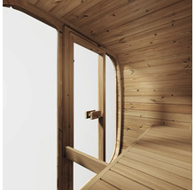 Innenansicht einer hellen Sauna mit gewölbten Holzwänden, einer Glastür mit Holzgriff und einer hölzernen Sitzbank.