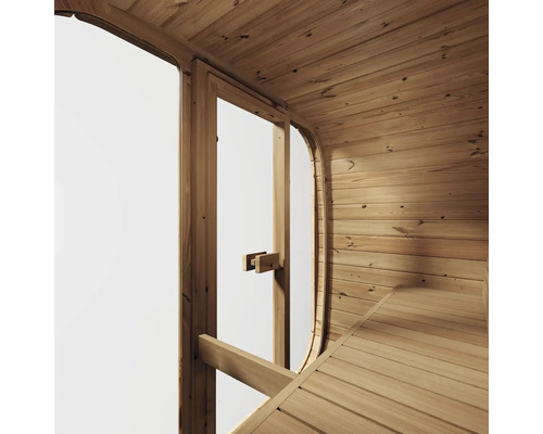 Innenansicht einer hellen Sauna mit gewölbten Holzwänden, einer Glastür mit Holzgriff und einer hölzernen Sitzbank.