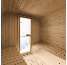 Innenansicht einer Fassadensauna aus hellem Holz mit hölzernen Saunabänken und einer Glastür mit Ausblick auf eine Winterlandschaft.