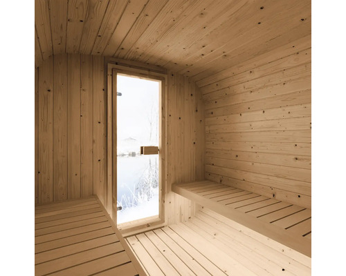 Innenansicht einer Fassadensauna aus hellem Holz mit hölzernen Saunabänken und einer Glastür mit Ausblick auf eine Winterlandschaft.