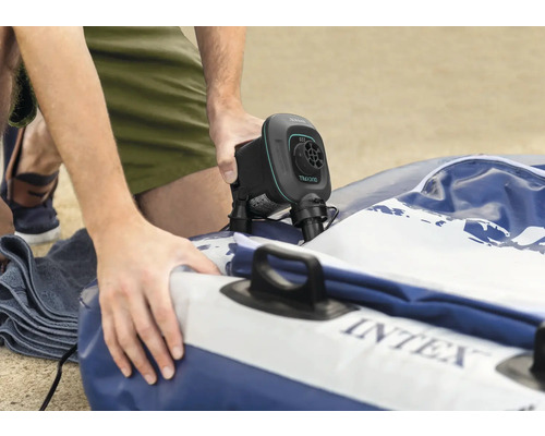 Person pumpt ein aufblasbares Produkt mit einer elektrischen Luftpumpe von Intex auf