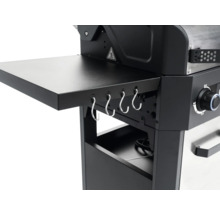Detailansicht eines schwarzen Gasgrills mit Ablage und Hakenleiste