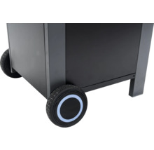 Detailansicht eines schwarzen Grills mit Rädern für den einfachen Transport