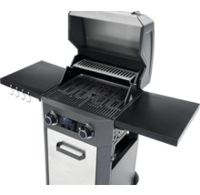 Gasgrill mit zwei Seitenablagen und offener Haube