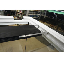 Aquarium mit LED-Beleuchtung und silberfarbenen Halterungen.