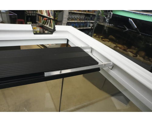 Aquarium mit LED-Beleuchtung und silberfarbenen Halterungen.