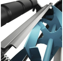 Vue détaillée d'un dispositif avec un rail métallique et un élément de roue bleu.