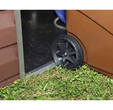 Detailansicht eines Gerätehauses mit einem Rollcontainer