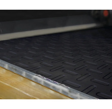 Schwarze Antirutschmatte mit Riffelblechmuster in einem Kofferraum