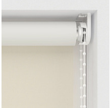 Store enrouleur avec chaînette dans un cadre de fenêtre