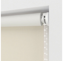 Vue détaillée d'un store enrouleur blanc avec chaînette pour la décoration de fenêtre et la protection solaire.