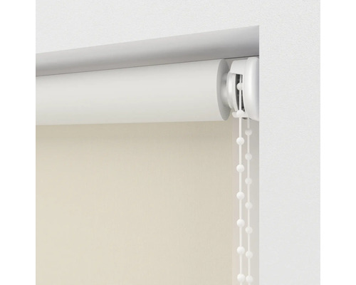 Vue détaillée d'un store enrouleur blanc avec chaînette pour la décoration de fenêtre et la protection solaire.