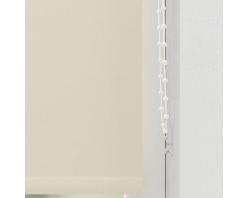 Store beige à enrouleur latéral sur fenêtre avec commande