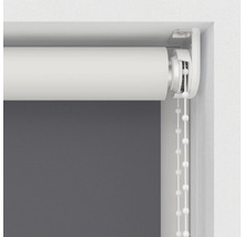 Vue détaillée d'un store enrouleur blanc avec chaînette sur la fenêtre