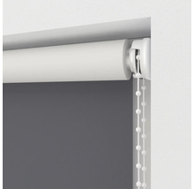 Store enrouleur avec chaînette dans un cadre de fenêtre