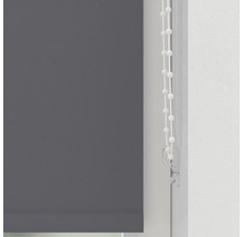 Store enrouleur gris avec chaînette à la fenêtre