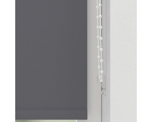 Store enrouleur gris avec chaînette à la fenêtre