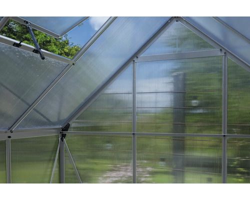 Innenansicht eines Gewächshauses mit Polycarbonatplatten und Aluminiumrahmen