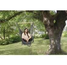 Femme assise dans un hamac dans le jardin sous un arbre