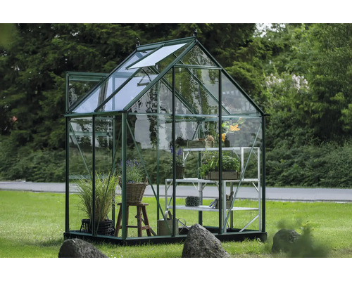 Gewächshaus mit Pflanzen im Garten